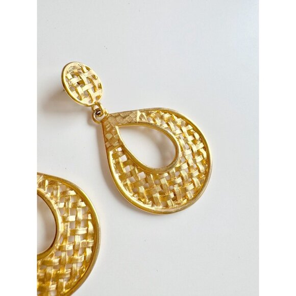 Vintage 90's Unsigned Gold Tone Basketweave Dangle Drop Earrings - Picture 8 of 10